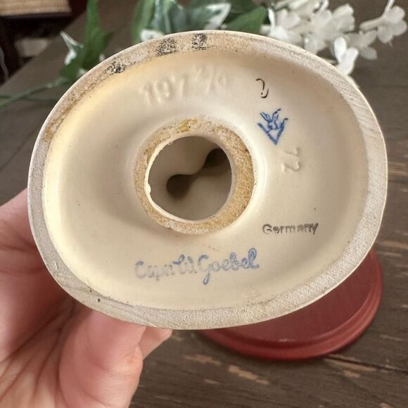 Hummel Goebel” Be Patient” Girl Feeding Ducks Vintage Rare FULL BEE Trademark - Picture 6 of 7